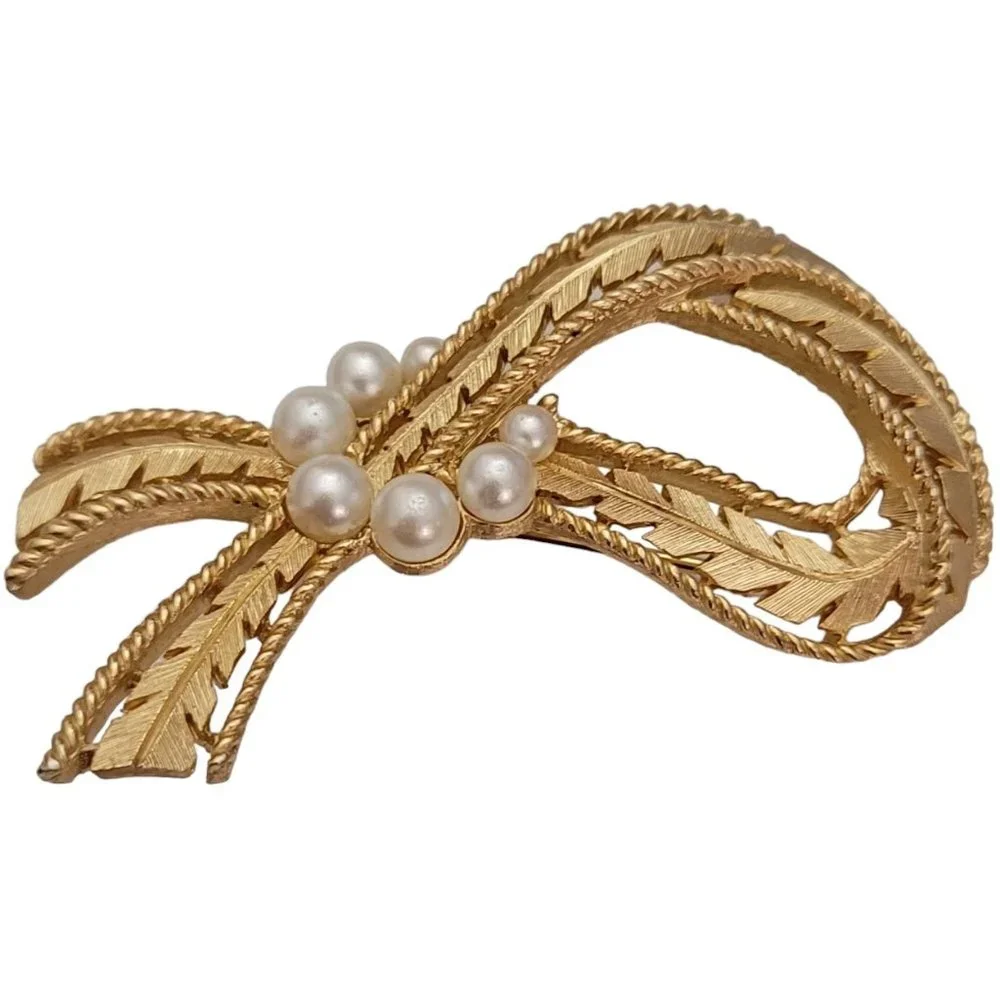 Trifari Crown Over T Gold Tone Faux Pearl Leafy Ribbon Knot Textured Brooch E122 - Picture 3 of 10